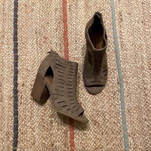 Indigo Rd • Stappy Beige Sandal • Size 7.5